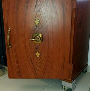Cassaforte antica in finto legno